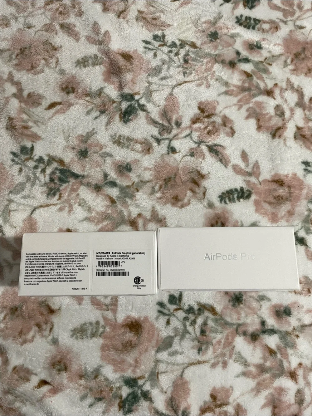 Wireless In‑Ear Earbuds in White - True Wireless Stereo
